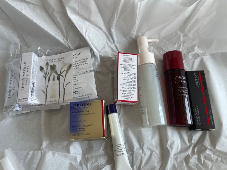 Shiseido набор тревел косметики в большой косметичке