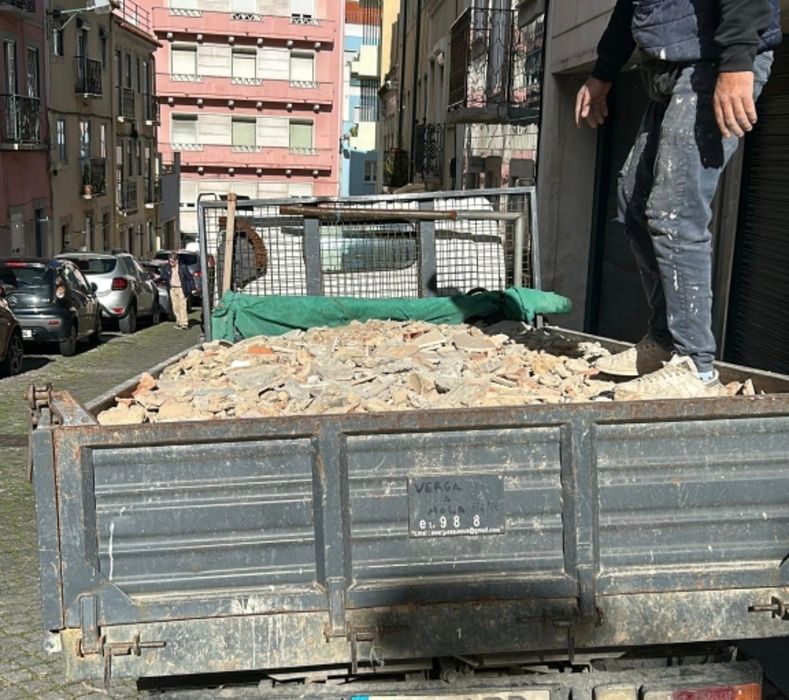 Recolha de lixo, monos e todo o tipo de resíduos de obras misturados