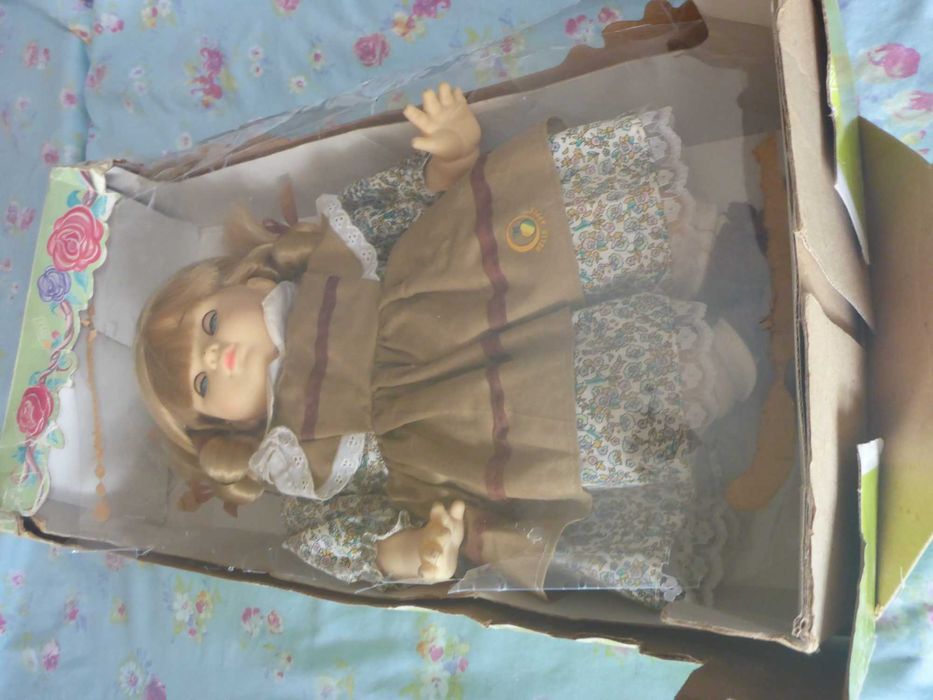 Boneca antiga anos 80, roupas da época Vitoriana - Inglaterra 42cm