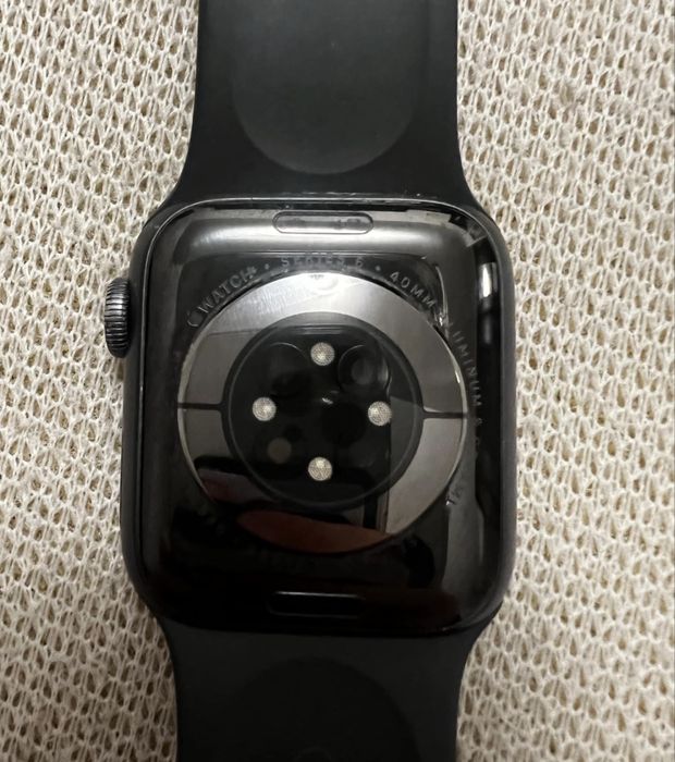 Apple Watch Series 6 GPS + Cellular w kolorze czarnym