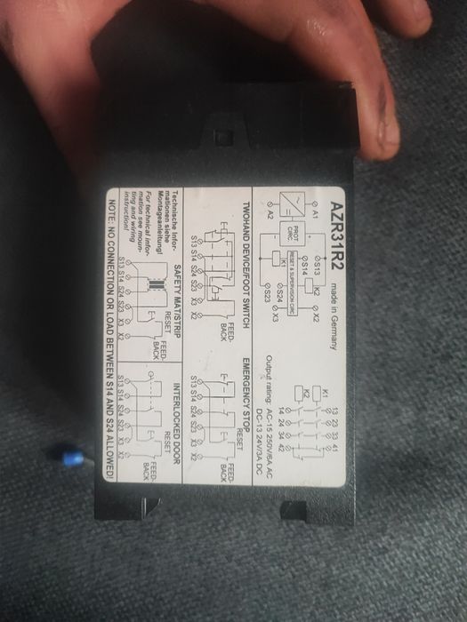 Przekaźnik bezpieczeństwa SCHMERSAL AZR31R2 24V DC – E-STOP / Safety R