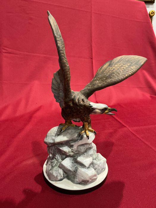 Falcão escultura vista alegre biscui pintura manual c 29 cm.     Anúncios abaixo