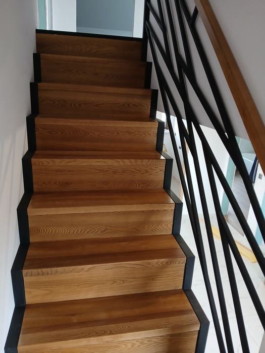 Schody metalowe drewniane balustrady