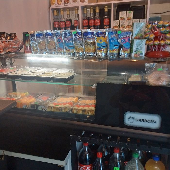 Кавомашина , ширма,стаканчик, молочник,кондитерська вітрина