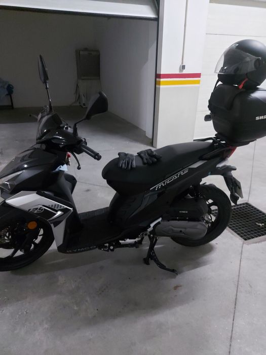 Kinko 125cv como nova , conta com 700kms , vai incluido capacete luvas e caixa rigida na traseira ,