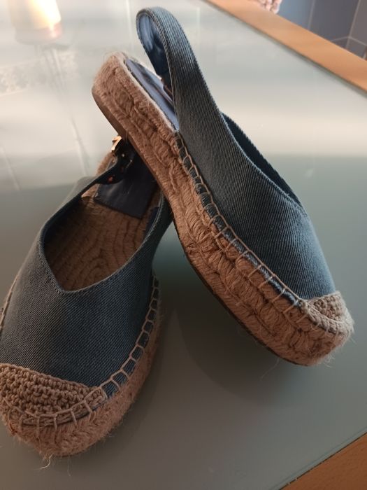 Alpercatas abertas atrás compensadas