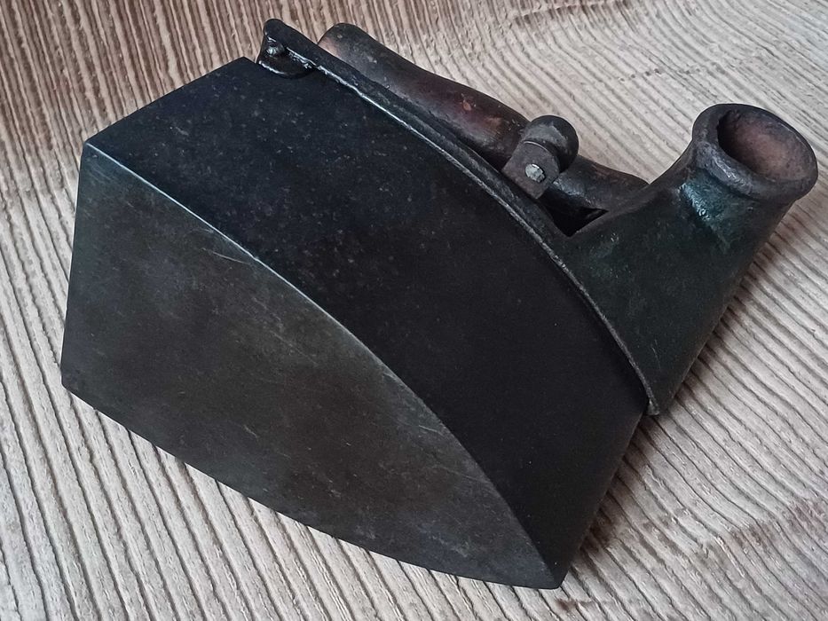 Stare Żelazko Na Węgiel z Kominem.