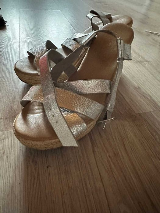 sprzedam bardzo ładne sandały. Bardzo wygodne.