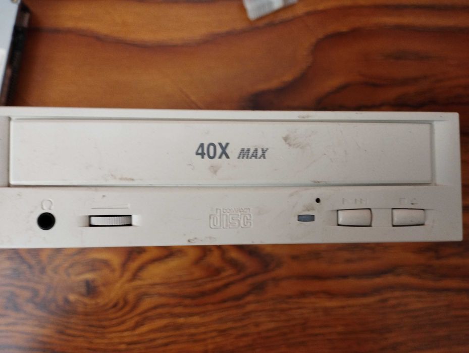 Оптичний привід LG CD-ROM Drive 
модель CRD8400B