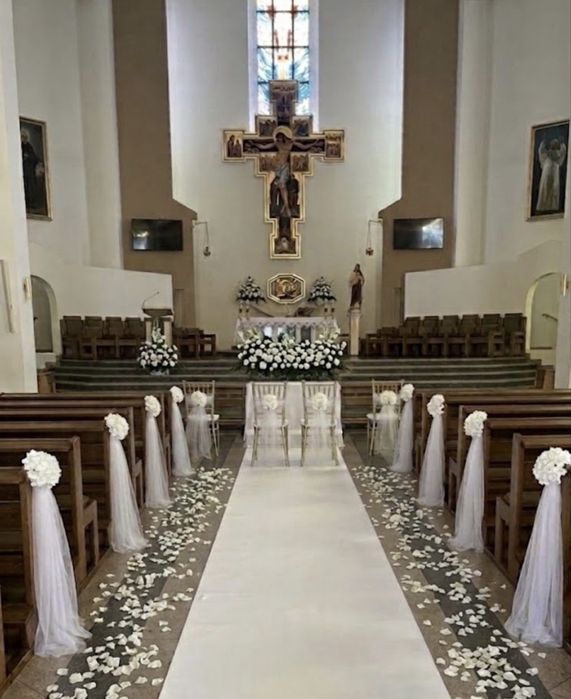 Dekoracja kościoła, biały dywan
