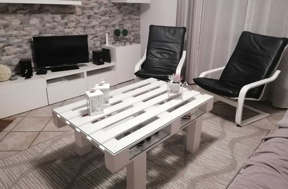 Mesa lacada a branco, pés em madeira  tampo e prateleiras em vidro.