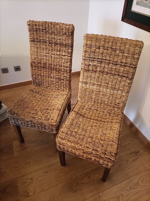 Cadeiras revestidas casca bananeira