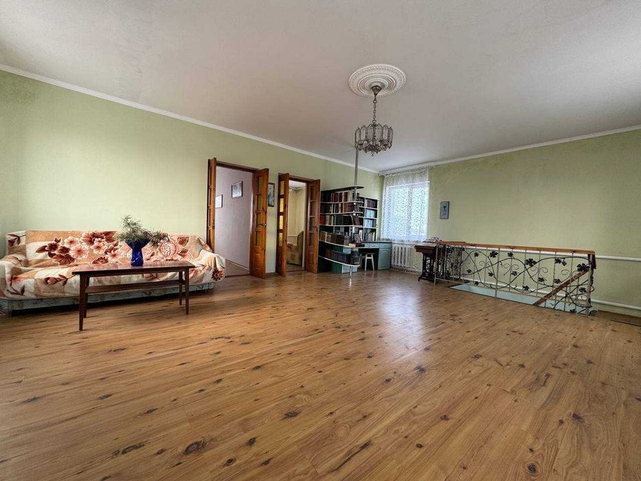 Продаж двоповерхового будинку для великої сім’ї в с. Хацьки