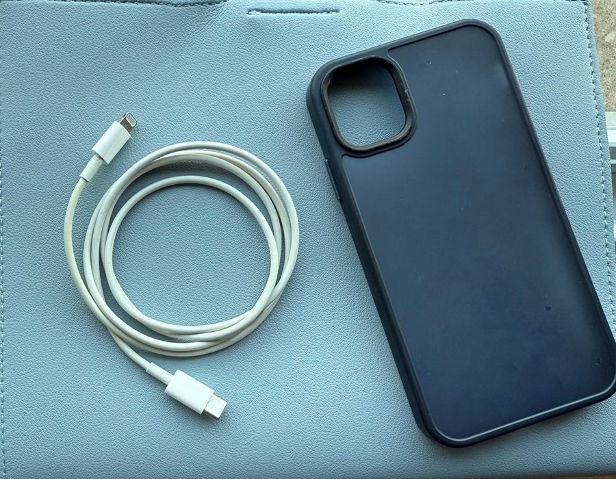 iPhone 11 128GB (with case and charger included)64737818783489122