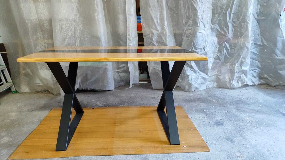 Mesa em madeira natural e resina epóxi preta - artesanal