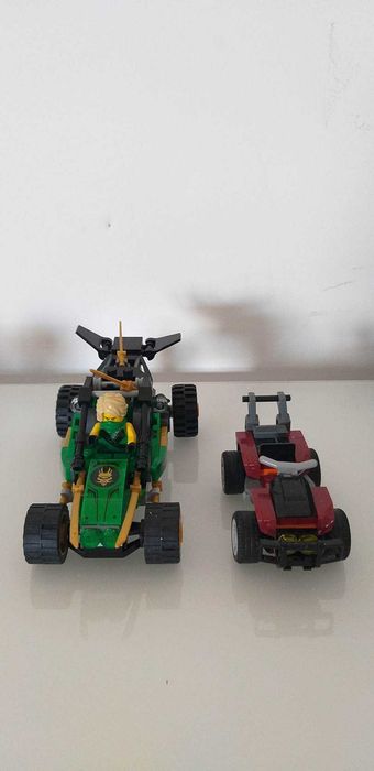 Dois carros LEGO434775093978736641