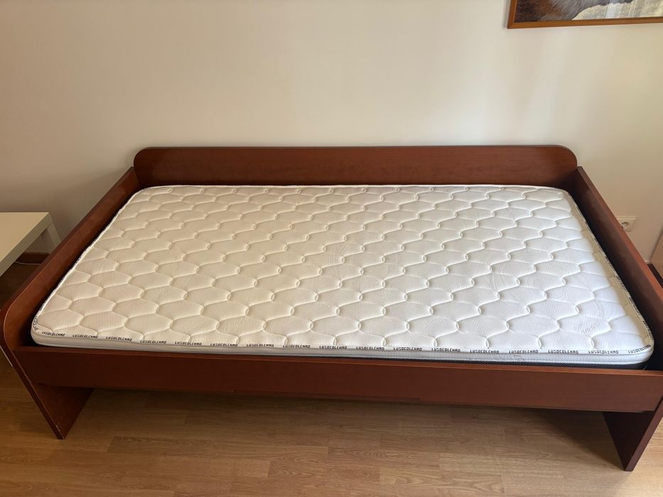 Cama de madeira maciça com colchão