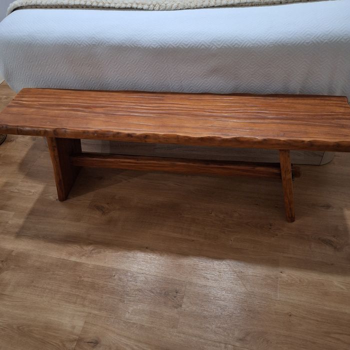 Banco em madeira maciça com 135 x 47 cm  (como Novo)