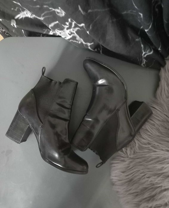 Czarne klasyczne botki na obcasie