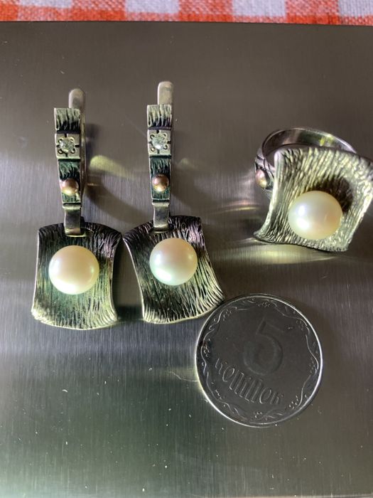 Срібний комплект перстень і сережки з перлинами і золотими вставками