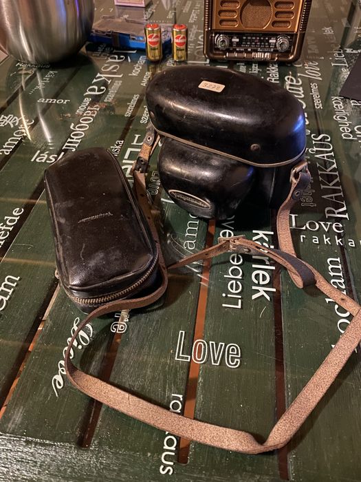 Máquina fotográfica Voigtländer Vitrona completa com estojo e punho.