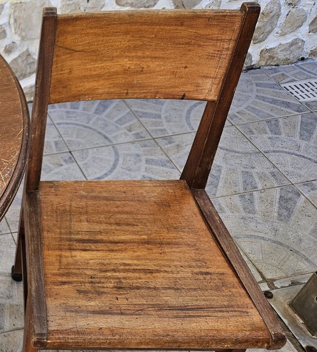 Cadeiras  de  madeira