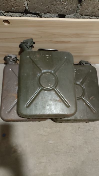 Cztery kanistry metalowe.