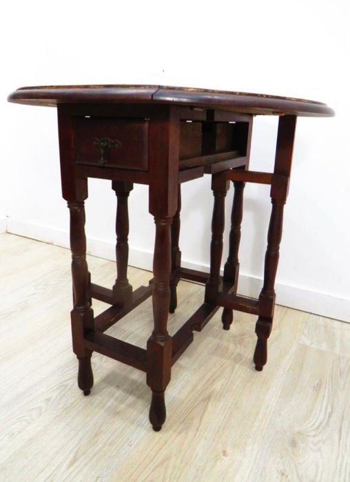 Mesinha baixa com abas.