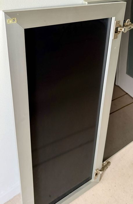 Portas IKEA JUTIS em alumínio e vidro preto armário cozinha