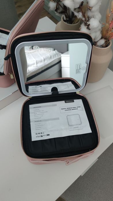 Kosmetyczka organizer na kosmetyki biżuterię kuferek z lusterkiem LED