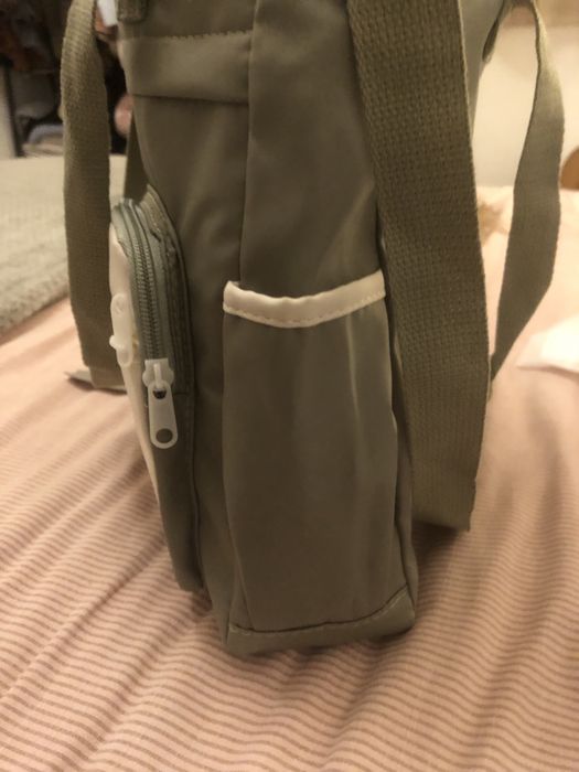 Mala verde com detalhes brancos
