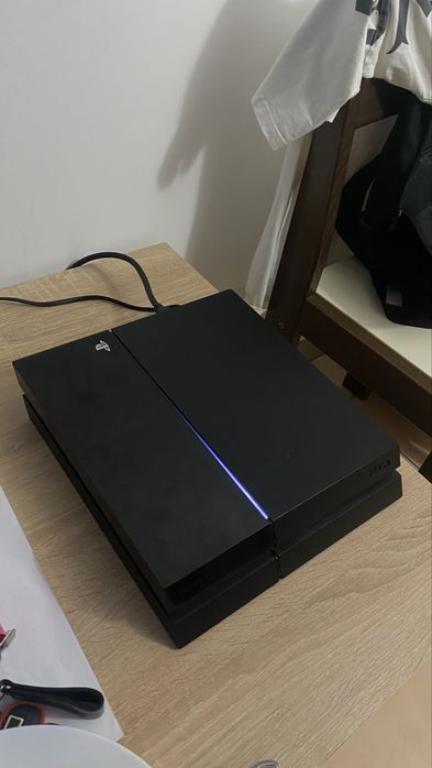 Продам PlayStation4 2 геймпада