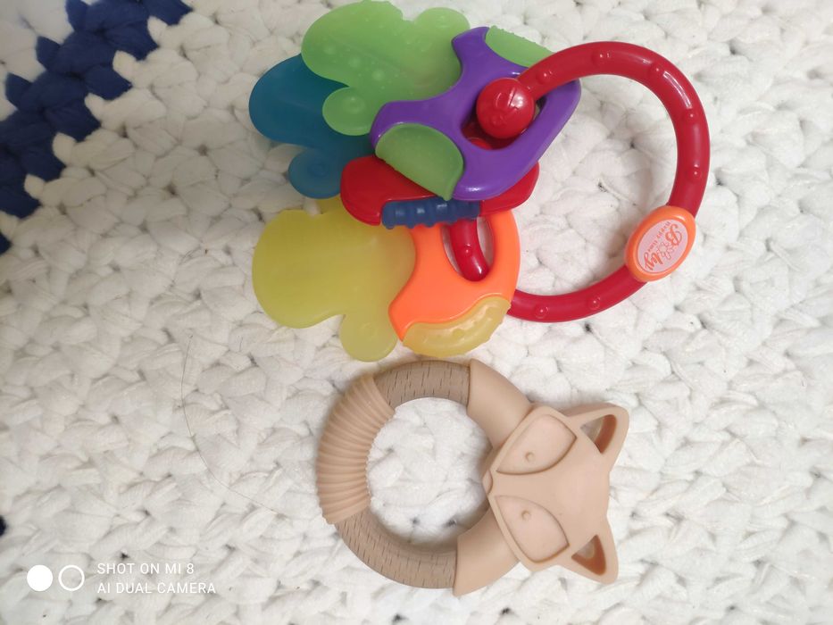 Брязкальце, прорізувач, вчимося зашнуровувати шнурівки