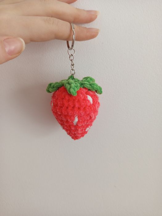 Breloczek handmade brelok ręcznie dziergany truskawka koral  czerwony
