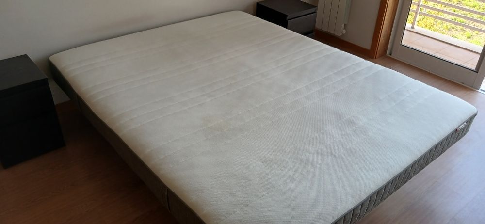 Estrado , cama colchão e  2 mesinhas de cabeceira pretas has de ca