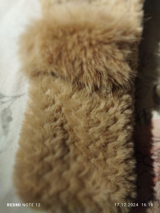 Czapka z szalem i schowkiem na ręce