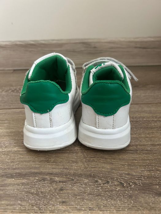 Дитячі кросівки.