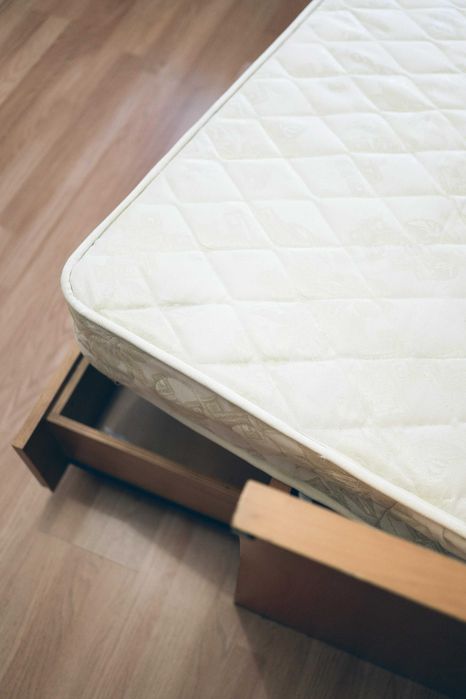 Cama solteiro 95cm x 195 cm+ estrado + colchão como nova!