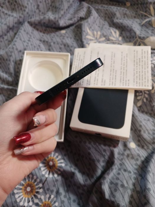 iPhone 13 на 128 ГБ в цвете Midnight
