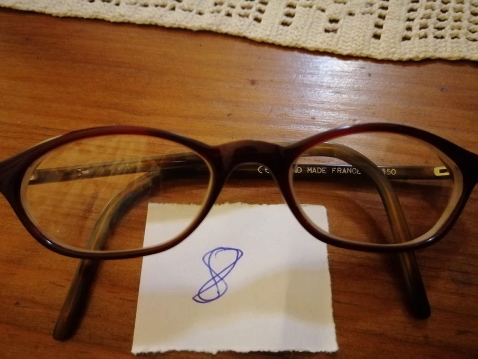 Várias armações de óculos