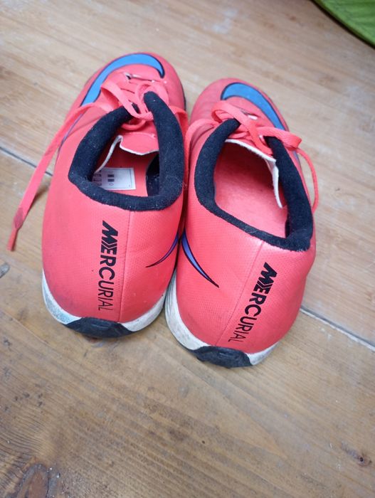 Chuteiras Nike Turf 
Nike Mercurial
Usadas uma vez... 
Não me servem!!