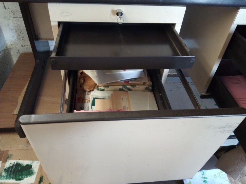 Secretária de escritório em metal.