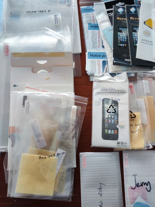 Lote de centenas de películas de proteção para smartphone e table