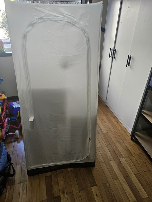 Roupeiro branco para arrumação