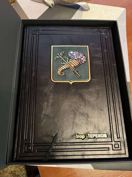 Кожаные книги и ежедневники ручной работы