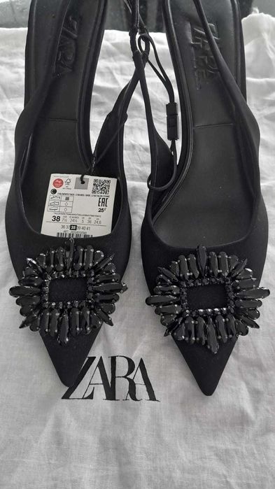 Zara eleganckie czółenka z broszką