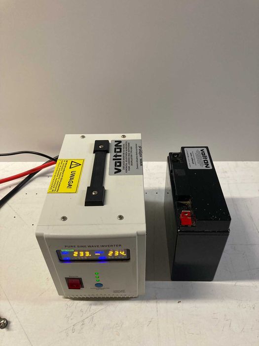 Zasilacz awaryjny UPS z akumulatorem