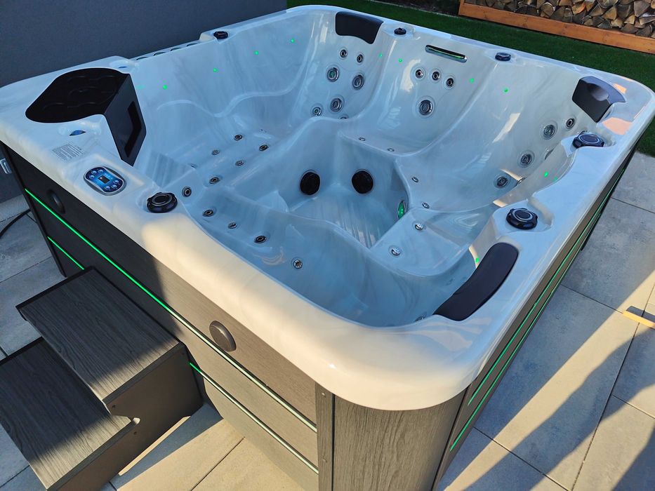 Nowe Jacuzzi całoroczne . Z możliwością podłączenia pieca na drewno
