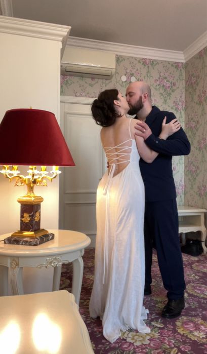 Весільна сукня М по фігурі з відкритою спиною