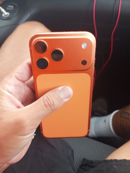 Vendo iphone 17 pro max 256 gb 1 mes de uso , motivo da vendo preciso de uma capacidade maior Pra gravar videos